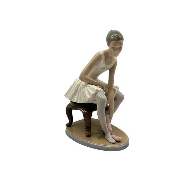 Lladro NAO Figurine Elegant Ballet Ballerina Seated Putting On Slippers No. 387 - Picture 1 of 16